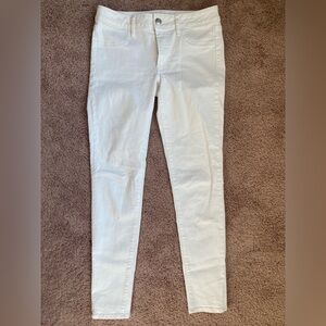 American Eagle super stretch white jean size 6 regular